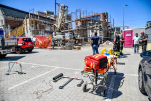 Milano, crollo armatura della soletta di un edificio in costruzione: diversi operai feriti