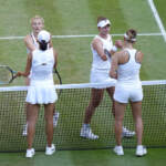 Wimbledon, tenniste in campo con pantaloncini scuri