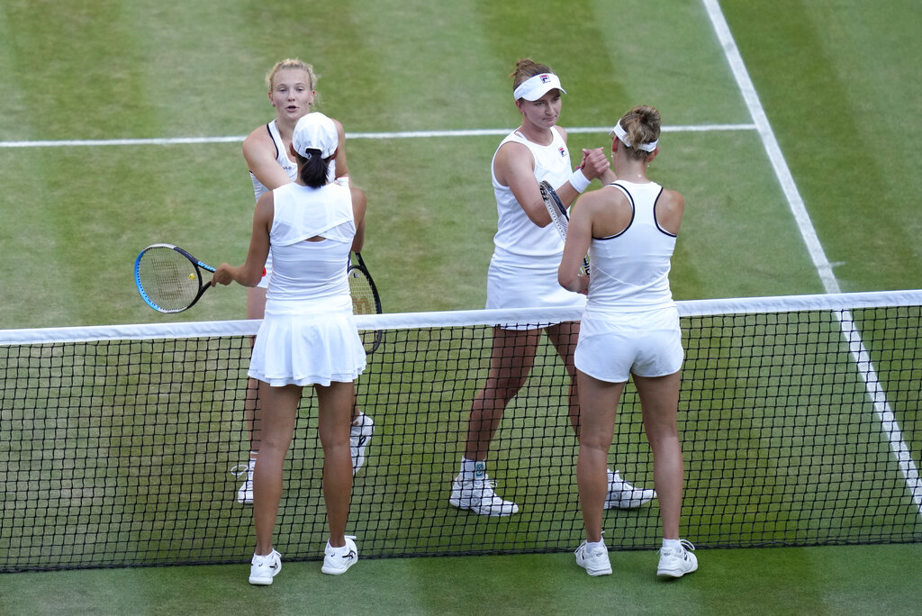 Wimbledon, tenniste in campo con pantaloncini scuri