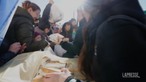 Ucraina, cibo distribuito agli abitanti a Kherson