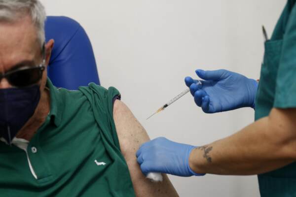 Vaccino Covid: quarta dose agli over 60 e pazienti fragili