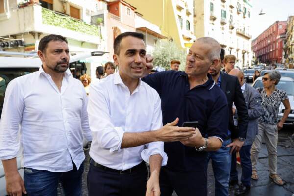 Napoli, il Ministro degli Esteri Luigi Di Maio passeggia per le vie del mercato della pignasecca