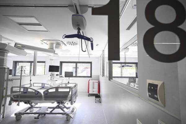 Diaz Ayuso inaugura il nuovo Centro chirurgico dell' Ospedale Universitario Gregorio Maranon a Madrid