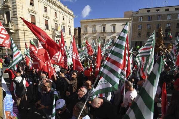 Lavoratori della Lukoil protestano contro lo stop alla produzione