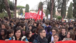 Roma, studenti in corteo: “No alla scuola del merito”