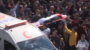 Gaza, in migliaia ai funerali dei 21 morti in un incendio