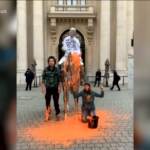 Parigi, attivisti clima imbrattano statua Charles Ray