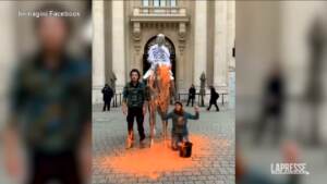Parigi, attivisti clima imbrattano statua Charles Ray