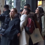 Milano, Chiara Ferragni si concede a selfie con i fan