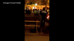 Iran, i dimostranti danno fuoco alla casa museo di Khomeini