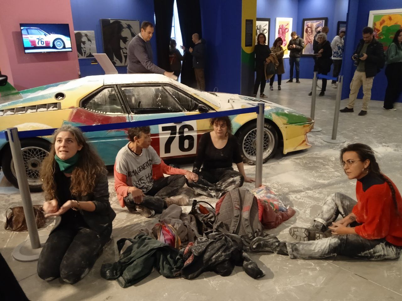 Clima, blitz attivisti a Milano: farina su opera Andy Warhol