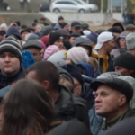 Ucraina, in fila a Kherson per ricevere aiuti alimentari