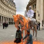 Parigi, attivisti clima imbrattano statua Charles Ray