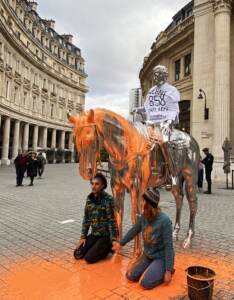 Parigi, attivisti clima imbrattano statua Charles Ray