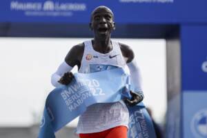 Maratona Berlino, Kipchoge infrange il suo record del mondo