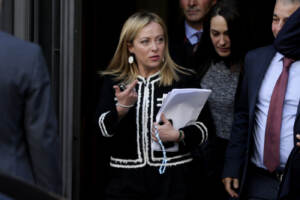 Il presidente del Consiglio Giorgia Meloni lascia la conferenza stampa nella sala polifunzionale