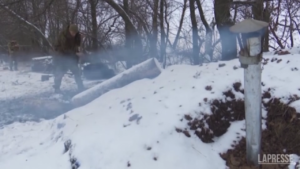 Ucraina, militari a Kharkiv tra neve e macerie