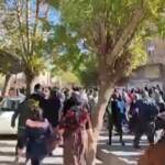 Iran, manifestazione contro il regime a Piranshahr: si sentono spari