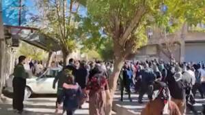 Iran, manifestazione contro il regime a Piranshahr: si sentono spari