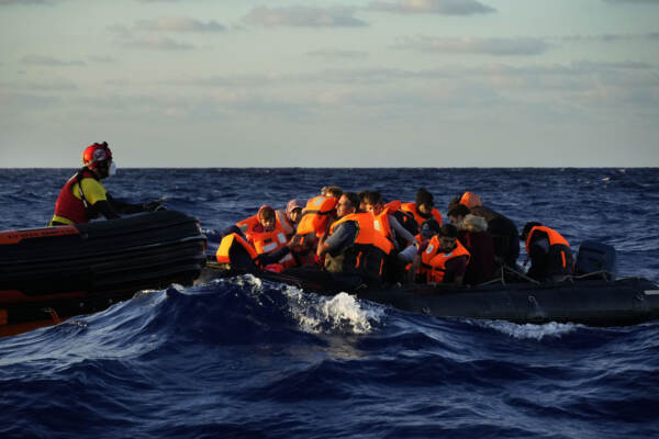 Migranti, operazione di salvataggio della ONG spagnola Open Arms nella zona SAR libica