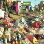 Usa, strage Colorado Springs: fiori e candele fuori dal club