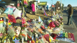 Usa, strage Colorado Springs: fiori e candele fuori dal club