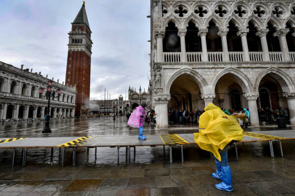 Primo sollevamento della diga Mose per contrastare l’acqua alta a Venezia