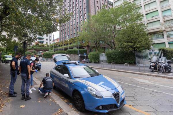 Milano, 22enne accoltellata in strada in piazza Repubblica