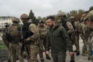 Guerra Ucraina, visita a sorpresa di Zelensky nella riconquistata Izium