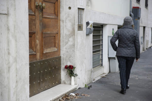 Roma, triplice omicidio in Prati: fiori al portone in via Riboty