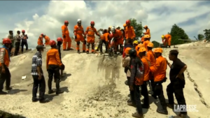 Indonesia, si scava tra la macerie dopo il sisma a Giava