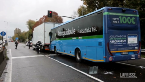 Milano, autobus tampona mezzo pesante: 17 feriti