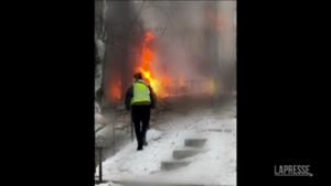 Ucraina, raid a Kiev: edifici in fiamme