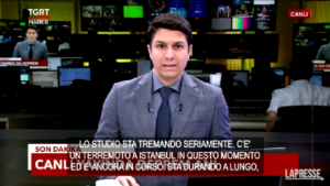 Turchia, sisma in diretta tv: conduttore continua a leggere