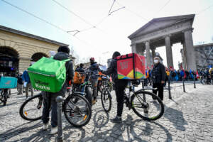 Milano, manifestazione riders del food delivery per il miglioramento delle condizioni lavorative