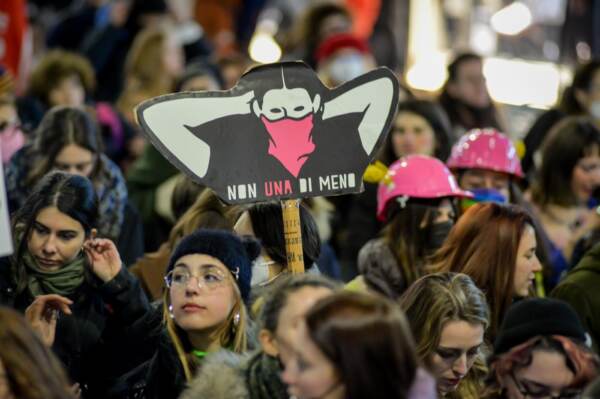 Milano, corteo di 'Non una di meno' contro la violenza sulle donne