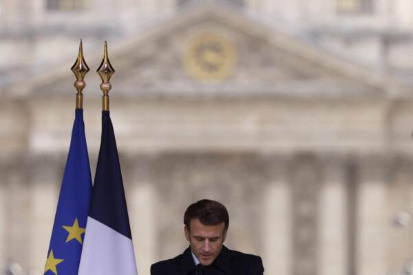 Parigi, il presidente Emmanuel Macron rende omaggio al defunto pittore Pierre Soulages