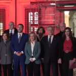 Femminicidi, Governo davanti a Palazzo Chigi in rosso