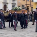 Roberto Maroni, l’arrivo della bara in chiesa a Varese