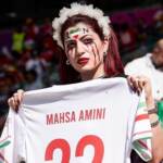 Amini, tifosa Iran in Qatar con maglia Mahsa