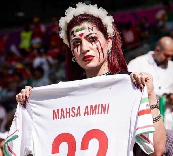 Amini, tifosa Iran in Qatar con maglia Mahsa