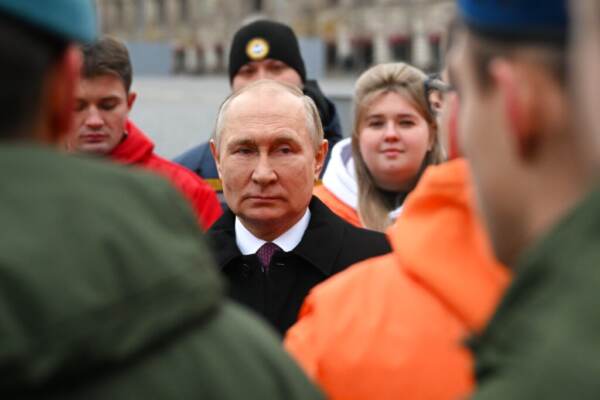 Ucraina, Putin a madri soldati: “Su internet falsità”