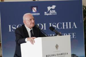 Vincenzo De Luca a Ischia in conferenza stampa