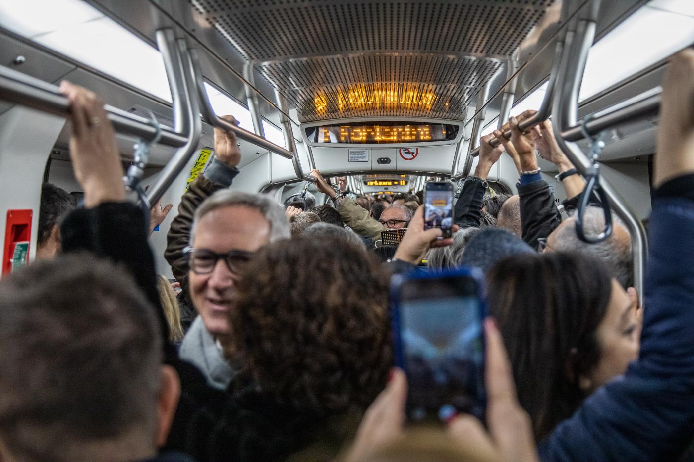 Milano, la metro M4 apre le porte a passeggeri