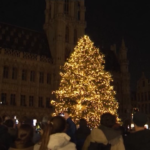 Belgio: a Bruxelles accese le luci di un gigantesco albero di Natale