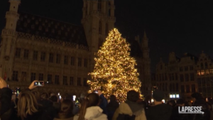 Belgio: a Bruxelles accese le luci di un gigantesco albero di Natale