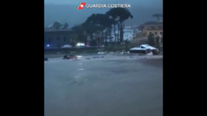 Frana Ischia, automobili in mare