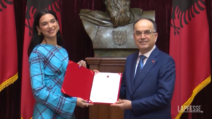 Dua Lipa riceve la cittadinanza albanese