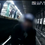 New York, cade sui binari: salvataggio in extremis