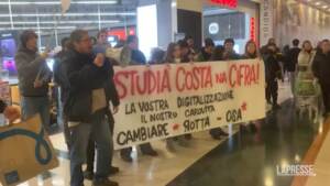 Roma, blitz studenti in centro commerciale contro carovita
